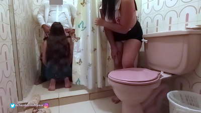 Namwino amapeza wodwala wodwala m'chipinda chosambira chachipatala / GAWO 1 / NicoleLondrawer / Chiquicandy